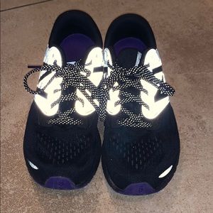 New Balance tennis shoes